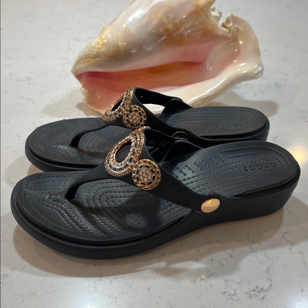Crocs Sanrah Diamante Wedge Flip Flops in black with gold embellishments sz 6 - Picture 6 of 15